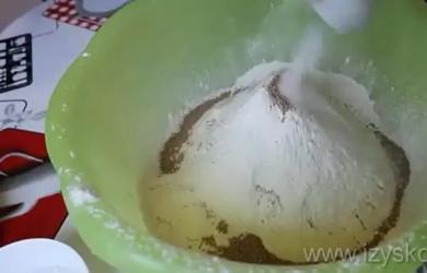 Jak zrobić bułeczki cynamonowe z ciasta drożdżowego?