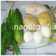 Mayonez, levrek, sebze ve yeşillikler ile su üzerinde lezzetli okroshka Sitrik asit ile Okroshka